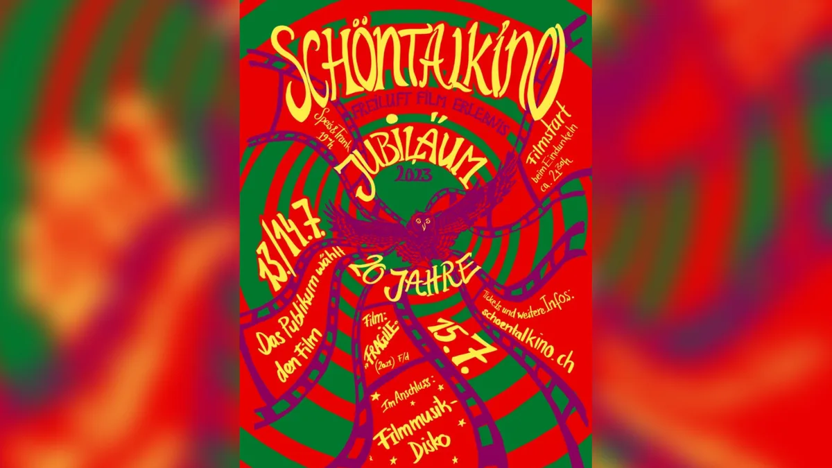 Man sieht ein buntes, von Hand hergestelltes Festivalplakat, das für ein Open-Air-Kino wirbt.